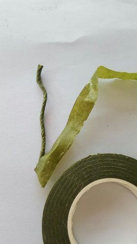 J ai enroulé la tige avec ce ruban je ne me rappel plus du nom. On le trouve à botanic où Truffaut. Il y a une certaine élasticité