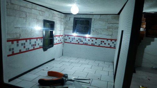 Le lustres et une boule en plastique. " boule à glaçon "