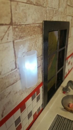 Prévoir 2 petites languettes pour fixer au mur