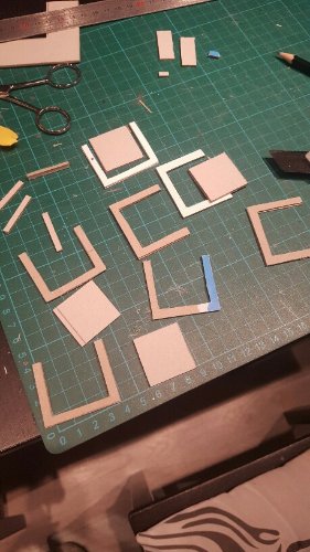 Les montants en carton . j ai fait un gabarit et reproduit sur du carton de 1mm reproduit 3 fois et collé pour chaque montant