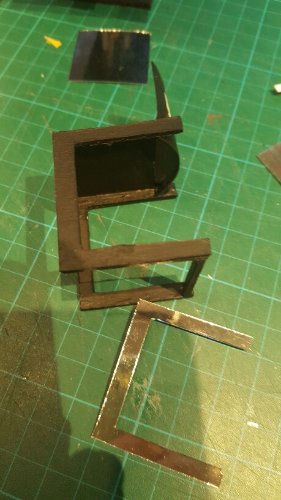 Peindre et coller des feuilles au choix . j ai choisi l inox