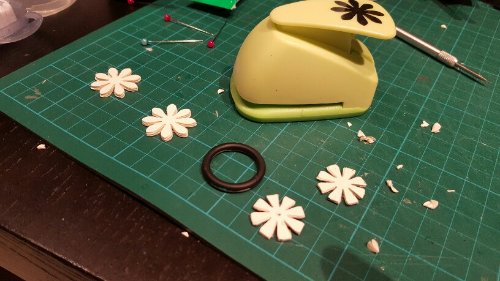 Donc, pour les roues se sont des anneaux de rideaux et perforatrice fleurs