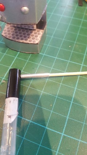 En carton bien sûr et les boutons sont " vous l aurez reconnu .... Des attaches parisienne