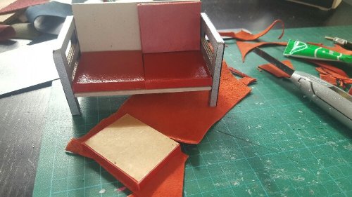 Très facile à travailler. Collé a la colle scotch et cutter