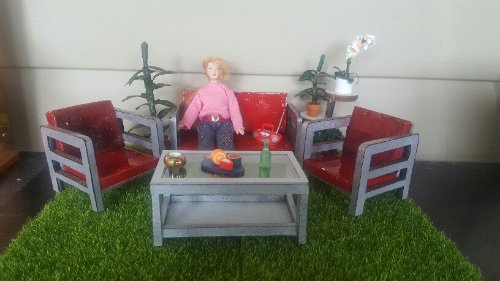 Même principe pour les fauteuils . la table toute simple et recouverte de plexiglas