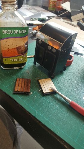 Dessus des tablettes en balsa recouvert de brou de noix